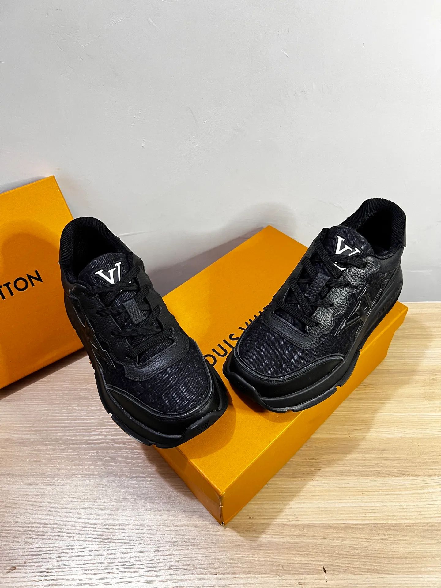 Factory price: 438💰LV men's classic casual sneakers. This sneaker is made of soft cow leather and has a classic logo. The classic logo shapes the elegant upper. The thick yet lightweight rubber outsole is embossed with the Louis Vuitton logo. The padded insole and technical lining once again upgrade the comfort experience. The calfskin lining imported from Italy is high-end and comfortable, and the original outsole is light and wear-resistant! Purely handmade, details determine quality! Size: 38-45, customized 45